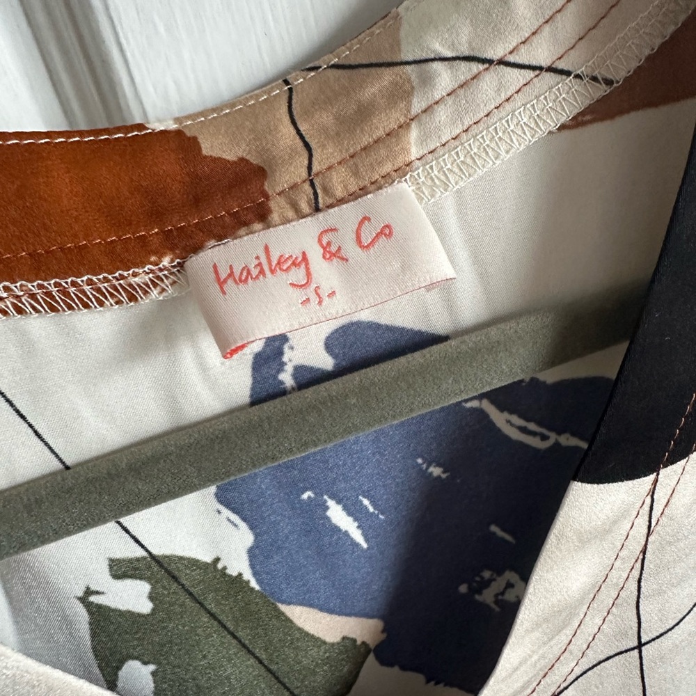 Hailey & Co Abstract Top - Picture 3 of 4